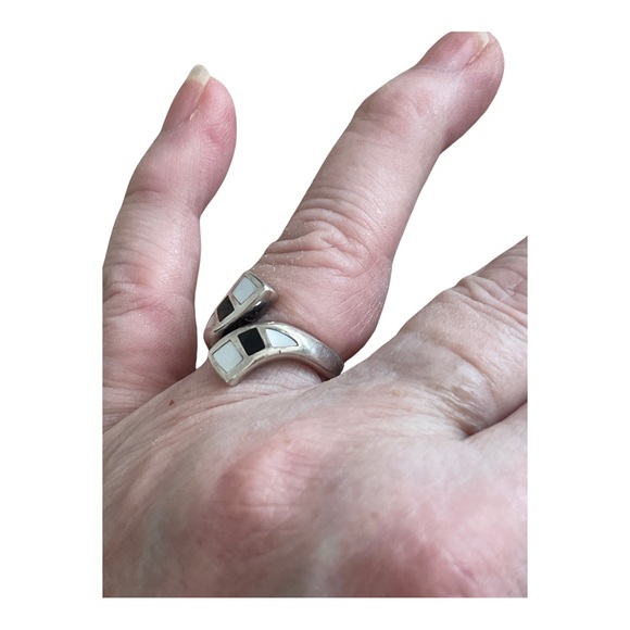 Mother of Pearl & Onyx inlaid in Heavy Sterling Ring Size 7. New Old Stock - Picture 2 of 7